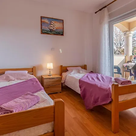 Lovely Apartment In Medulin With Kitchen *