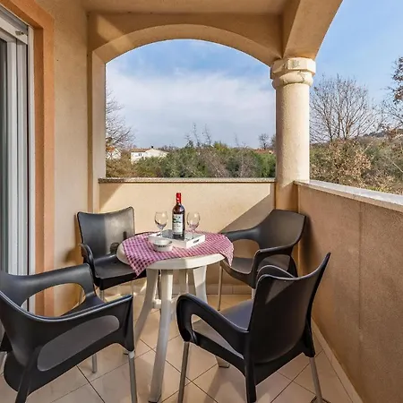 Lovely Apartment In Medulin With Kitchen *